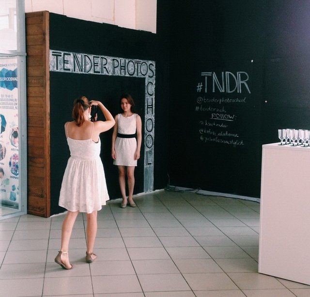 Модель, визажист и стилист рассказали как красиво получаться на фотографиях