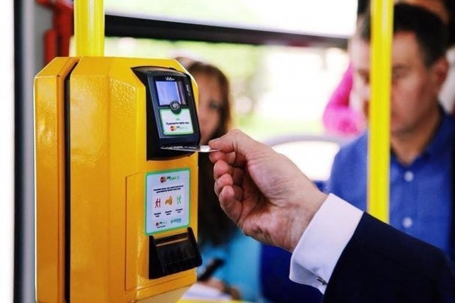 Проезд в трамвае можно оплатить банковской картой