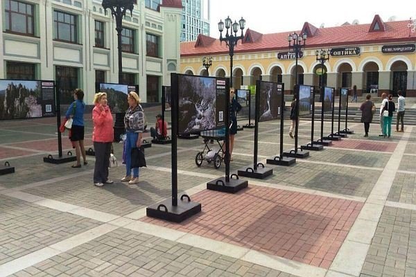 Перед Гостиным двором открылась фотовыставка 