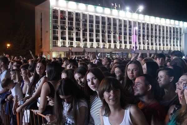 Семь тысяч студентов пройдут парадом по Краснодару послушать "Белок на акации"