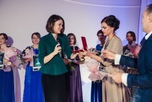 Ольга Стифонова вручает специальный приз - колье из натурального жемчуга победительнице конкурса