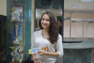 Елена: Меня на игру позвал братишка, говорит: «Давай, пошли!» Единственным вопросом было, где достать билеты, но беспокоиться не пришлось: сделала репост ВК и выиграла! В принципе, КВНом интересуюсь, в студенческие годы особенно. Ну и так как работаю в КФУ, болеть буду, скорее всего, за них (АНИ)!