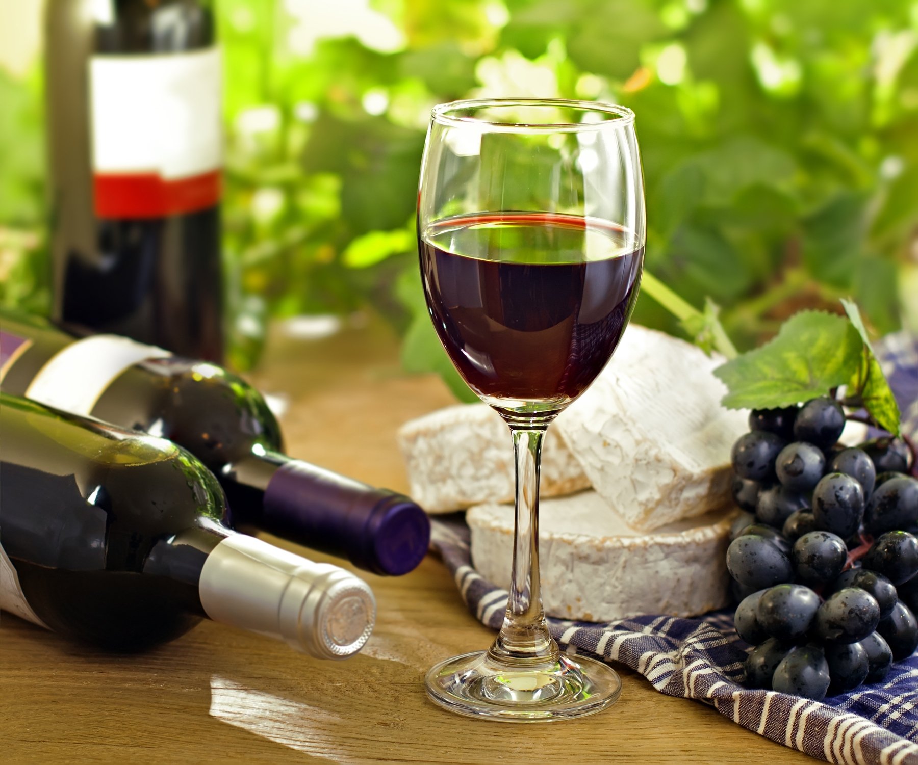 Vino. Испанец винодел. Красное вино. Выно. Виноградное вино.