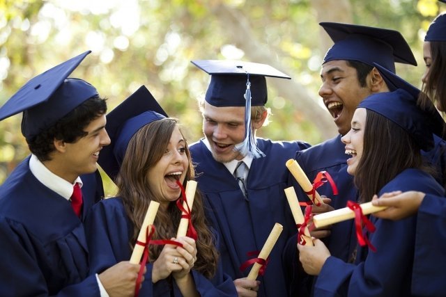 Почти все школьники Югры планируют получать высшее образование 