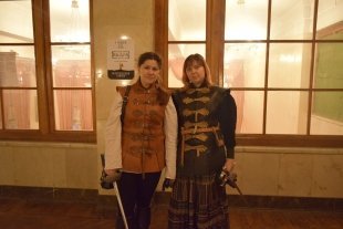 Любовь и Елена: Мы из Тольятти, и приезжаем на «Зиланткон» не в первый раз. Участвуем в сражениях, посещаем разные площадки. Эти костюмы - специальные, для турниров. Европа, 19 век. 