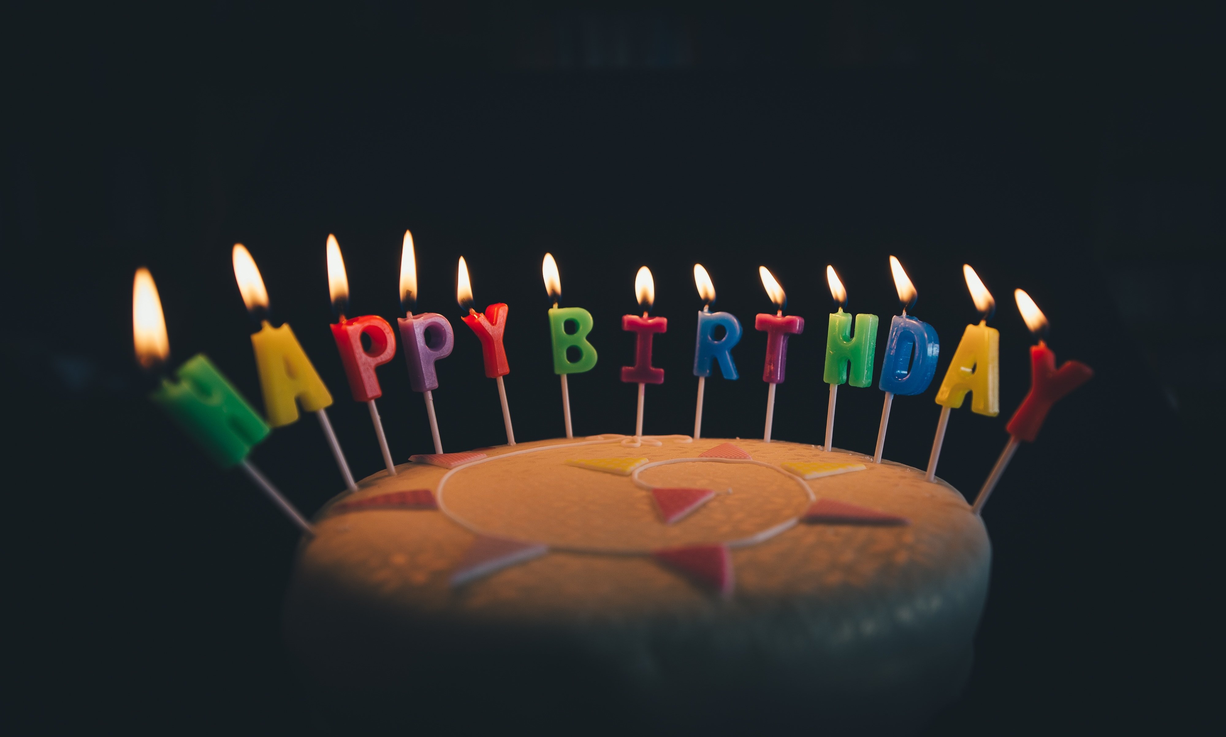 С днем рождения реализации. С днем рождения. Торт со свечками. Свеча в торт "с днем рождения". Торт с днем рождения!.
