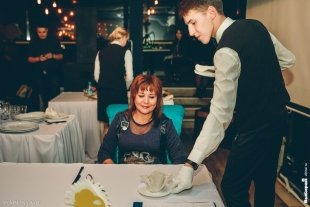 Что должен уметь делать хороший официант? 
