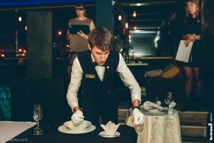 Что должен уметь делать хороший официант? 