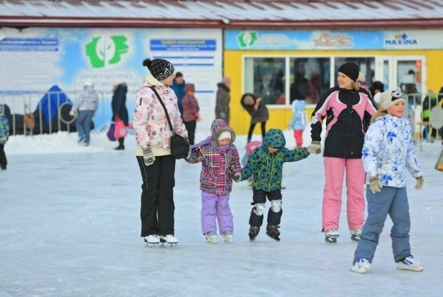 Начал работу самый большой в Красноярске каток «Татышев ICE»