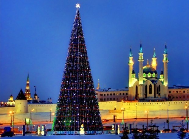 В Казани устанавливают главную елку высотой 42 метра