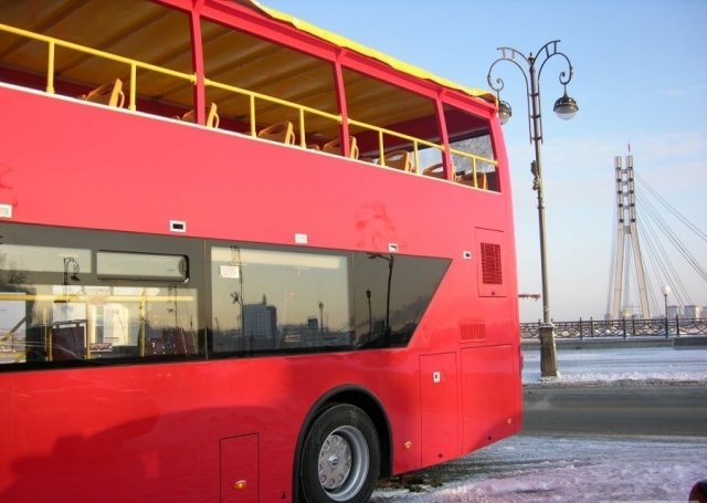 Тюменцев зовут прокатиться по городу на двухэтажном автобусе с Дедом Морозом