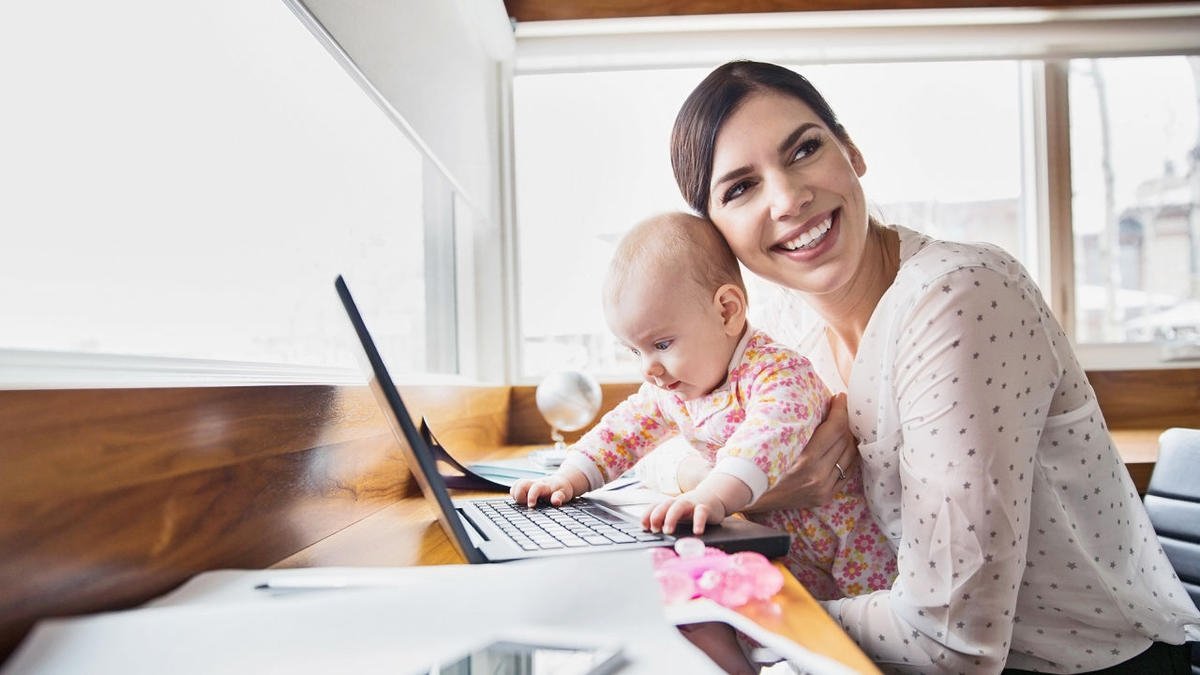 Молодая мама центр. Женщина с ребенком. Женщина с ребенком за компьютером. Бизнес мама.