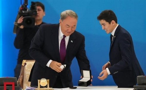 Карагандинские предприниматель и инженер преподнесли Назарбаеву наручные часы и дрон