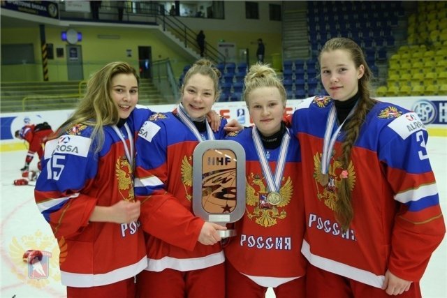 4 хоккеистки из Красноярска выиграли бронзу на чемпионате мира