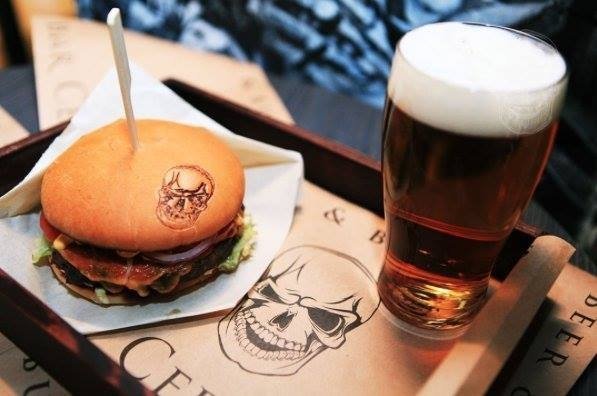 В ТРЦ «Авиапарк» открылся пивной бар Cernovar beer&burgers.