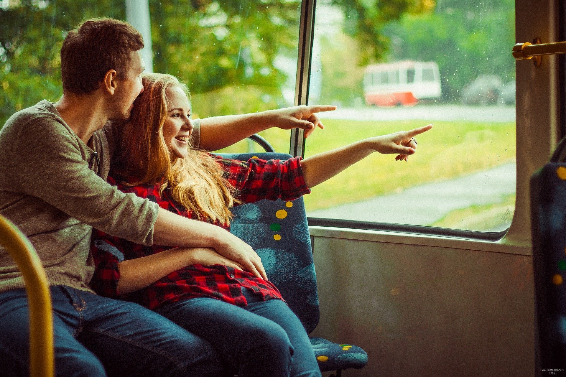 Парень и девушка в автобусе