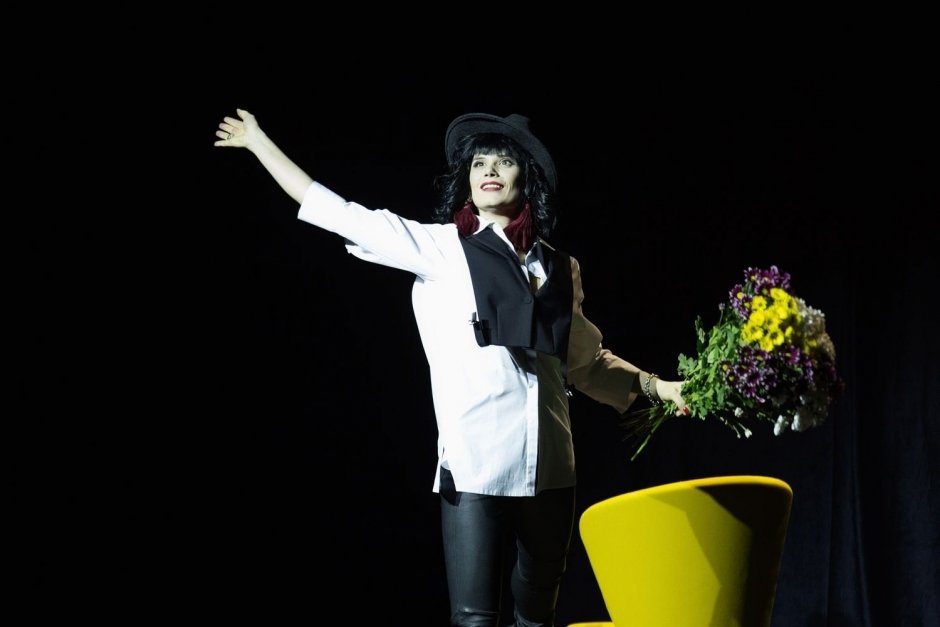 СолоМонова в начале выступления бросает цветы в зал