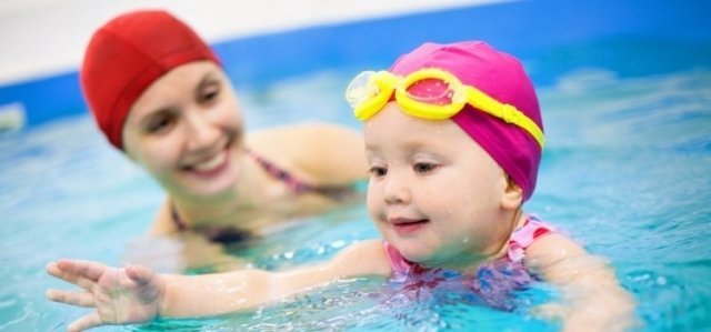 Мамочки с детьми могут посетить бассейн с большой скидкой 