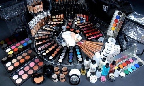 В "Мегасити" торговали поддельной косметикой и одеждой