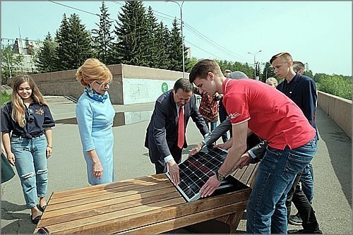 В Красноярске появилась скамья с солнечными батареями 