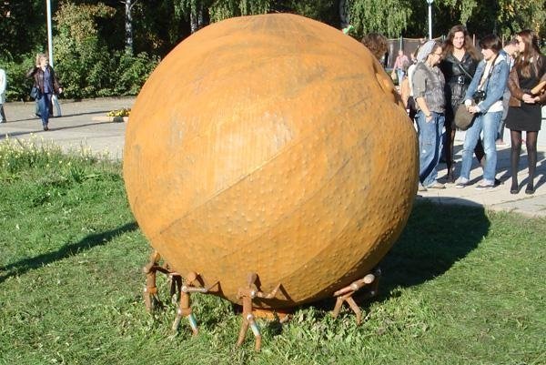 Новости Ижевска: памятник апельсину переедет в Парк космонавтов