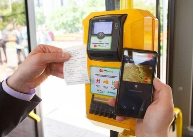 В Челнах запустили систему оплаты проезда банковской картой или смартфоном