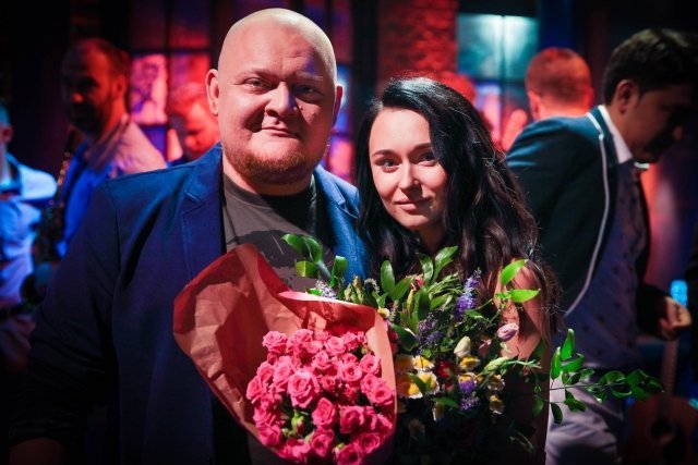 Актер «Однажды в России» сделал предложение возлюбленной прямо на съемках шоу