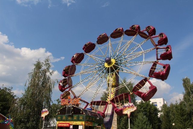В парке «Волшебный мир» можно покататься на аттракционах за 100 рублей