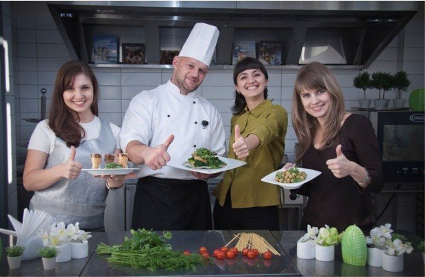 Казанцев учат готовить еду в магазине 