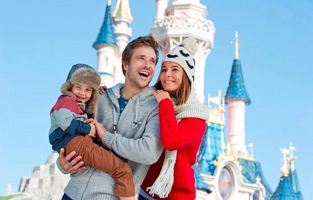 Новогодние каникулы – прекрасный повод посетить Париж и побывать в одном из самых известных парков аттракционов и развлечений в Европе, получив головокружительные эмоции от волшебства новогодней ночи, проведенной в Disneyland Paris!