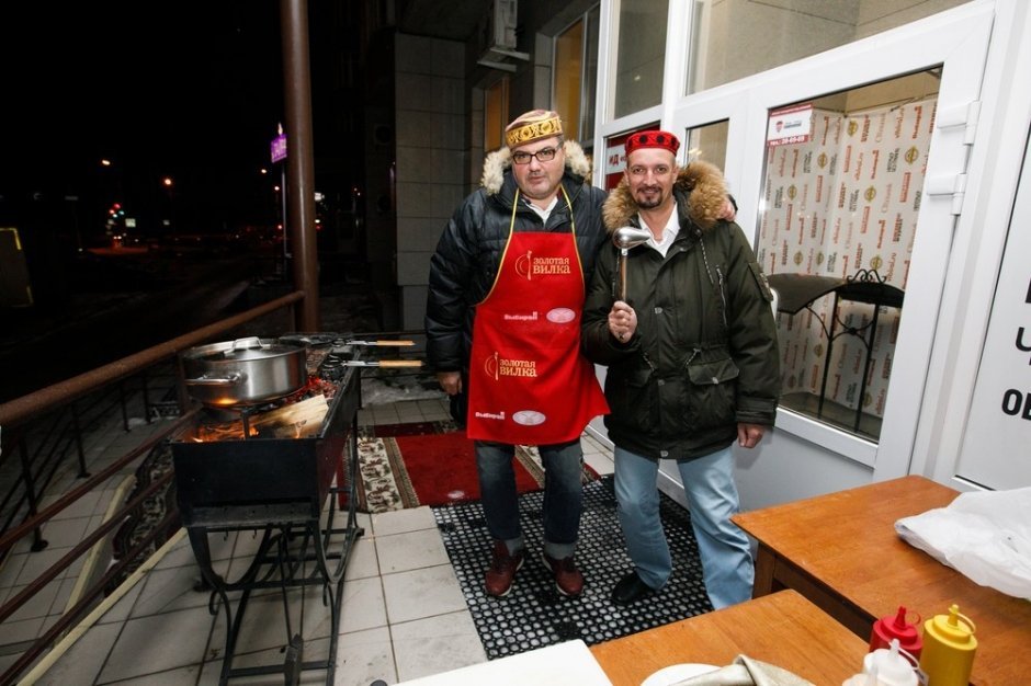 Дмитрий Большаков и Гинтарас Грималаускас готовят глинтвейн для гостей