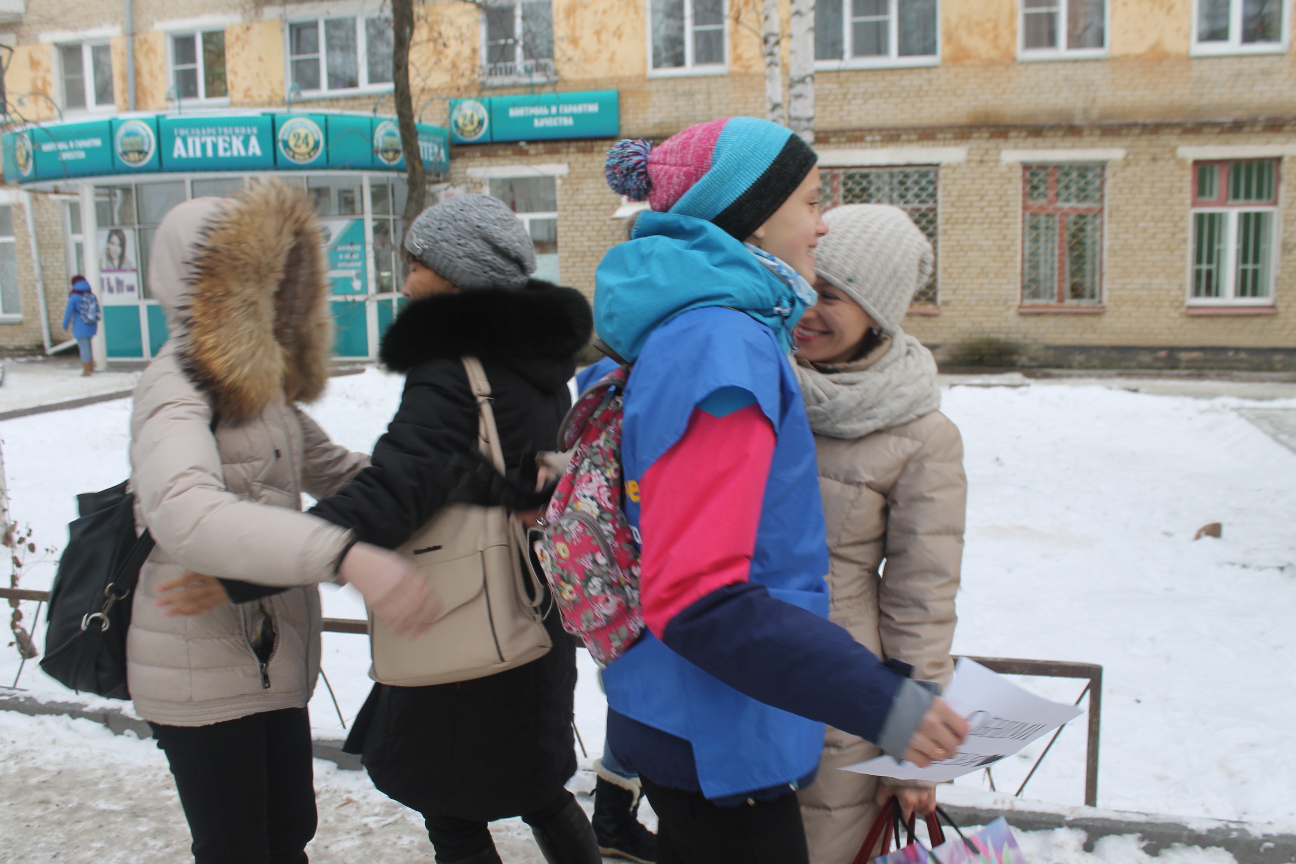 В Златоусте незнакомые люди обнимаются на улице — Выбирай.ру — Златоуст