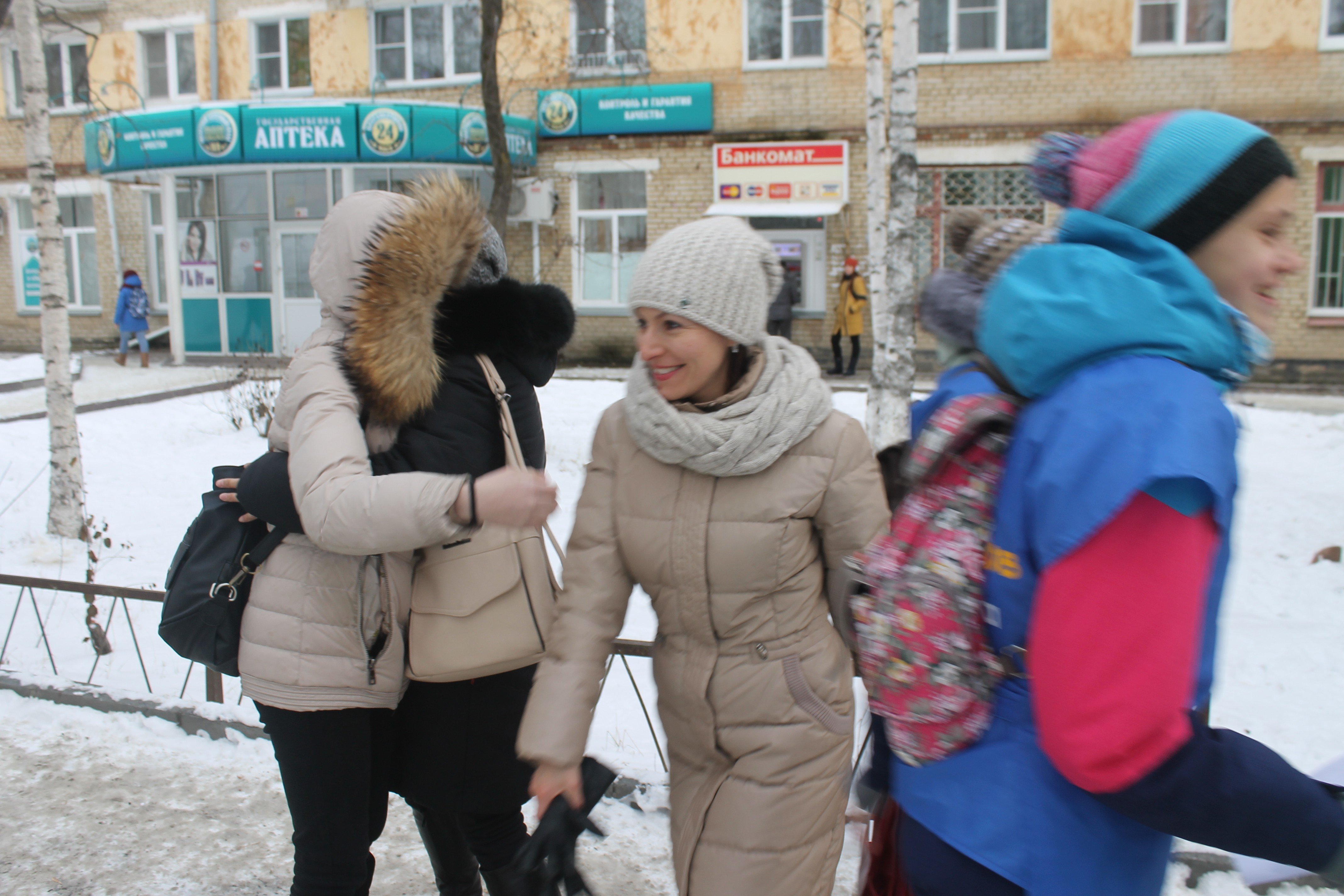 В Златоусте незнакомые люди обнимаются на улице — Выбирай.ру — Златоуст