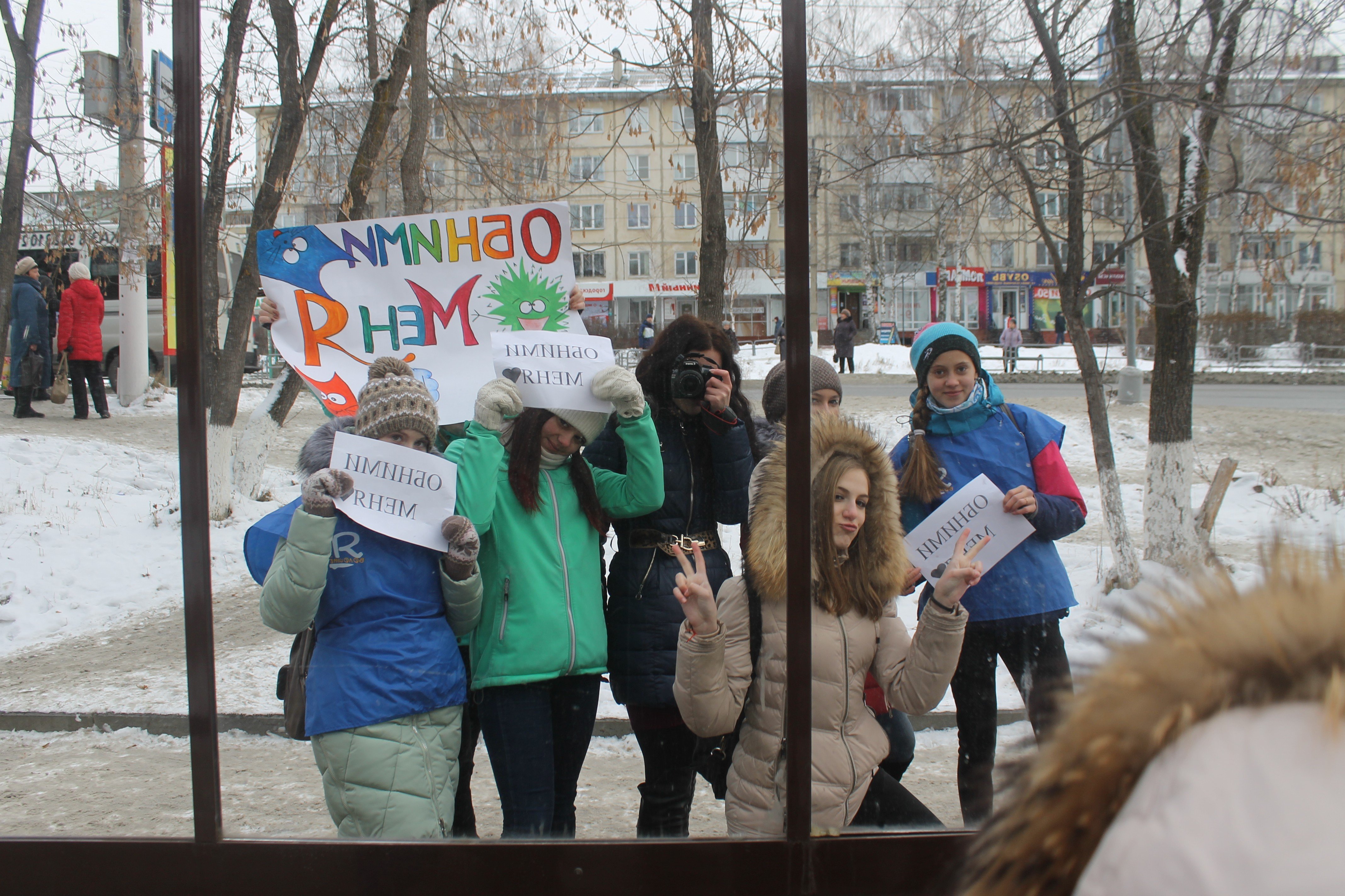 В Златоусте незнакомые люди обнимаются на улице — Выбирай.ру — Златоуст