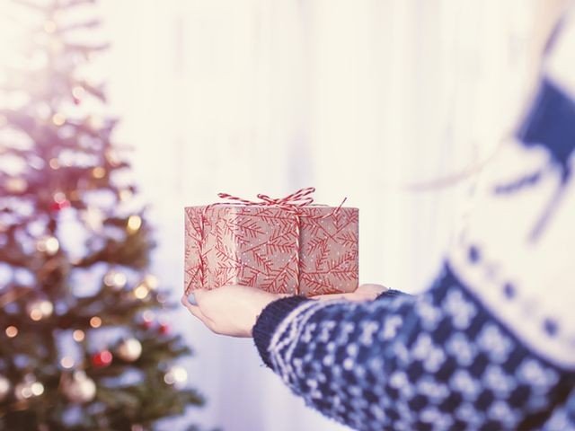 Снежный бластер и халат джедая: семь идей небанальных новогодних подарков 