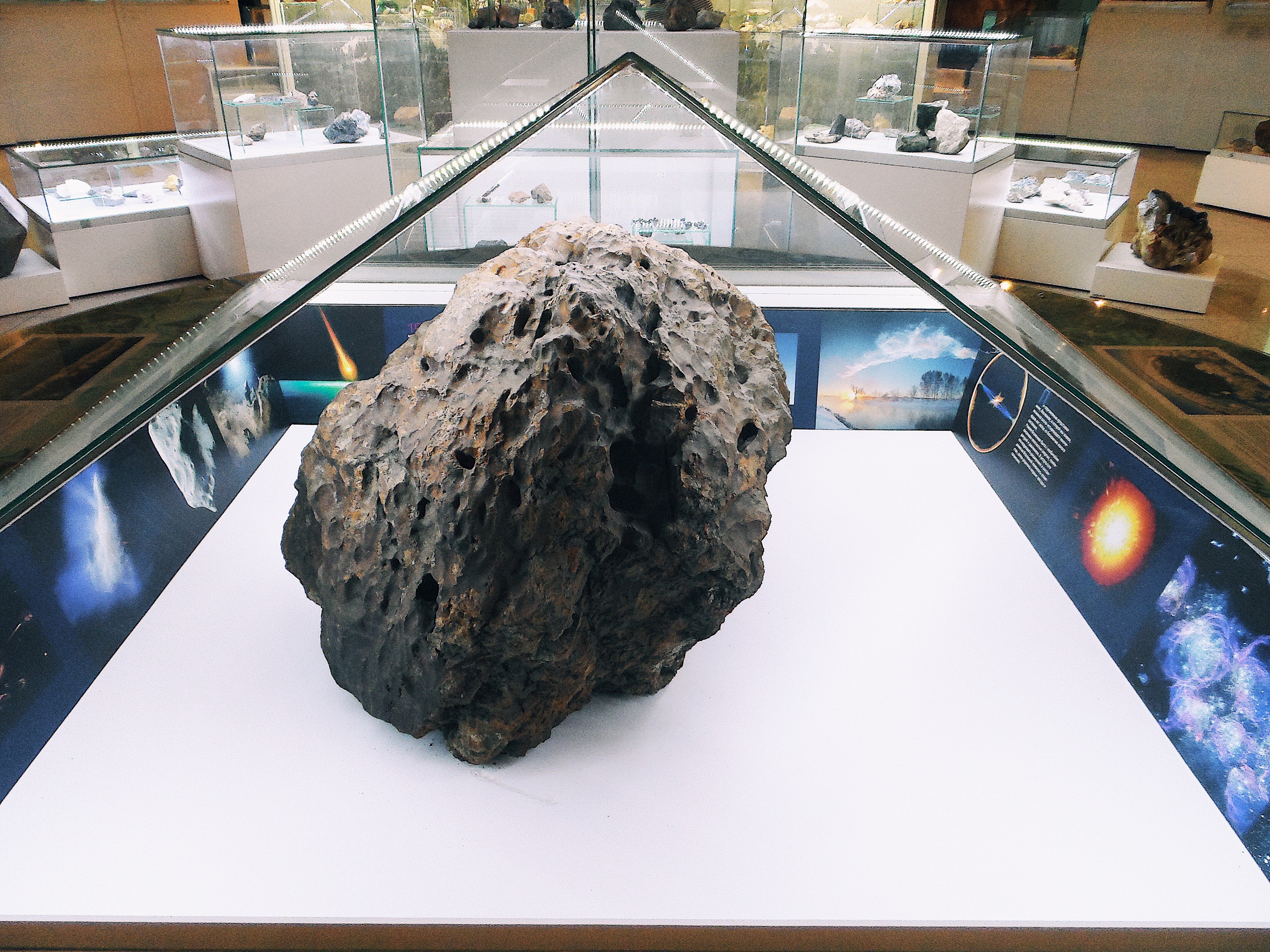 Жизнь после метеорита. Метеорит 2013 года в Челябинске. Челябинский метеорит метеорит. Метеорит упал в Челябинске. Метеорит Аллан Хиллз 84001.