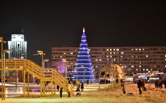 На площади "Азатлык" установят 2 елки