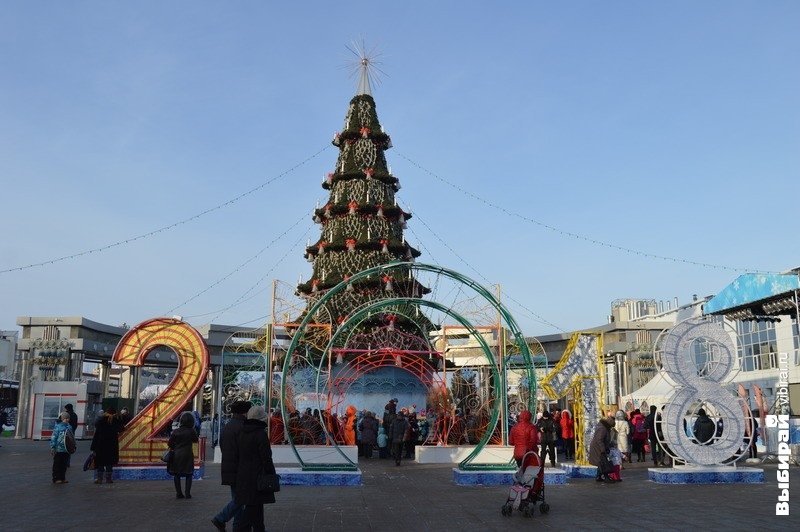 В Тюмени открыли главную ёлку на Цветном бульваре