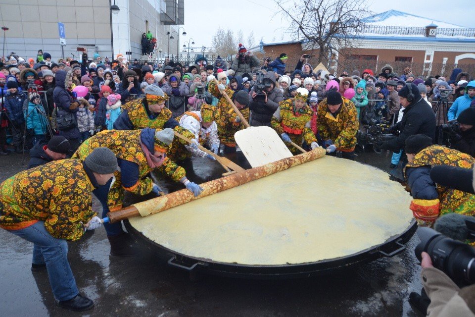 Огромный блин на Масленицу