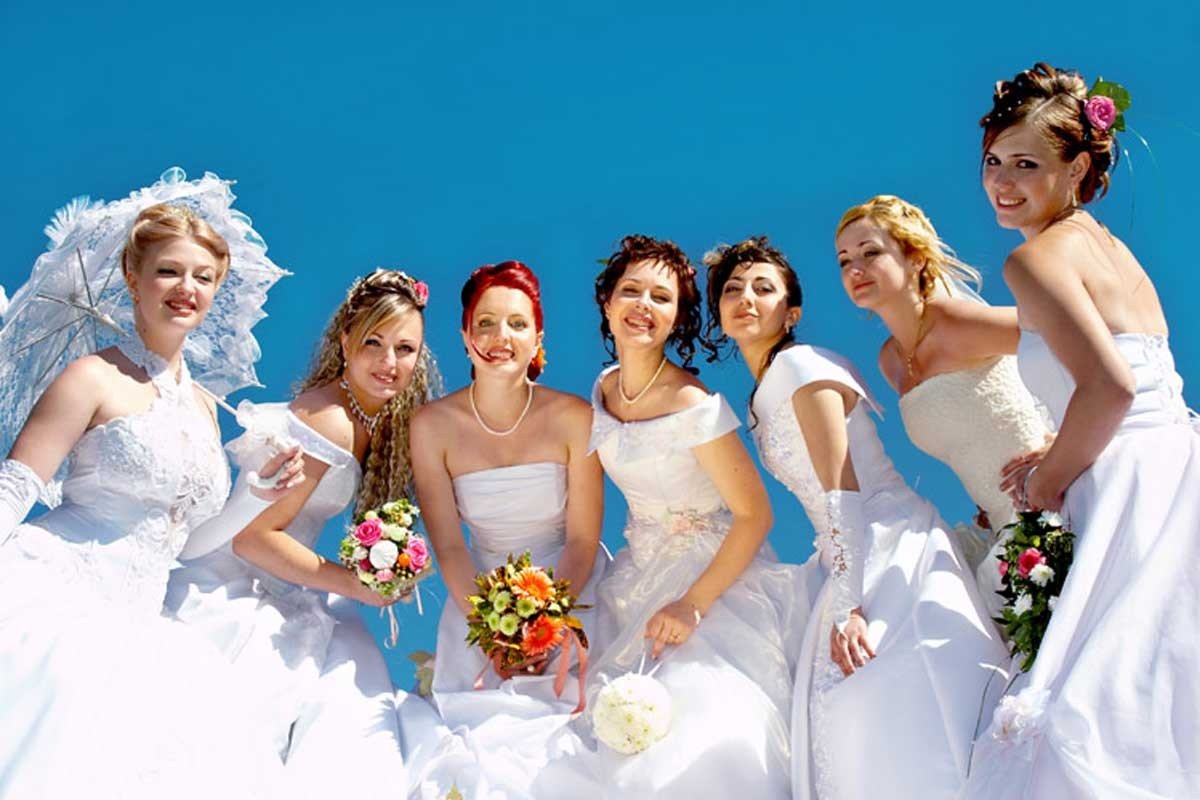 Город невест это. Парад невест Иваново. Много невест. Много невест в свадебных платьях. Несколько девушек в свадебных платьях.