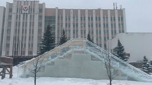 У здания Госсовета в Ижевске появилась большая ледяная горка