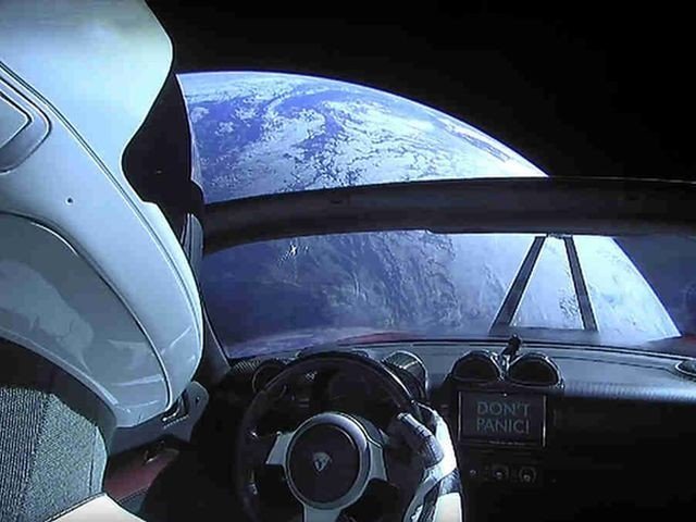 Илон Маск запустил машину Tesla в космос. Лучшие мемы