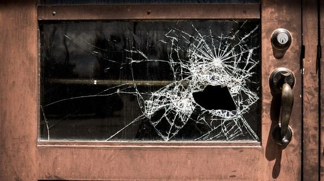 окно разбито