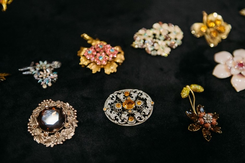 Vintage Brooches Party от Britannia Pub