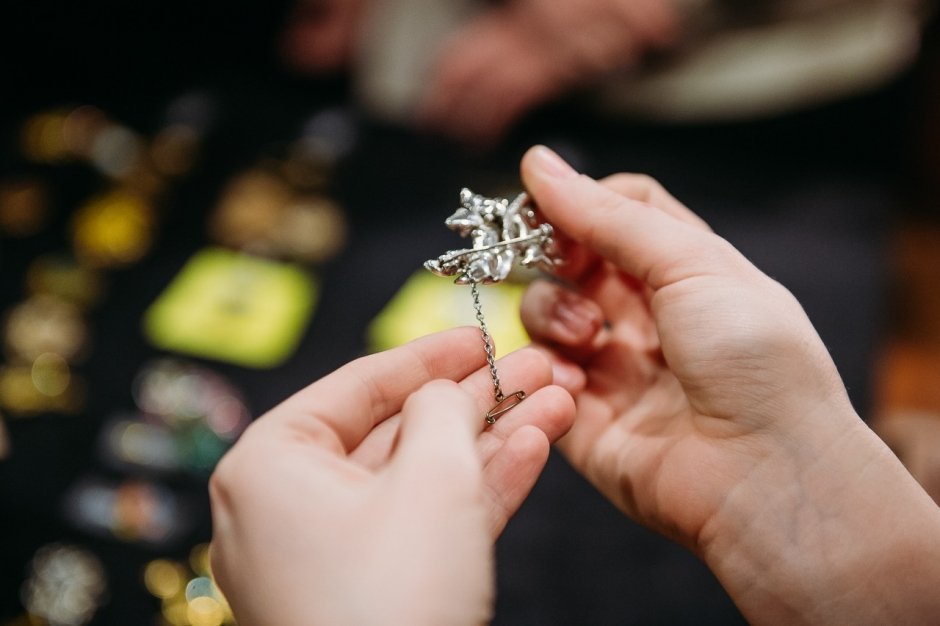 Vintage Brooches Party от Britannia Pub