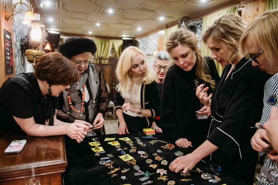 Vintage Brooches Party от Britannia Pub