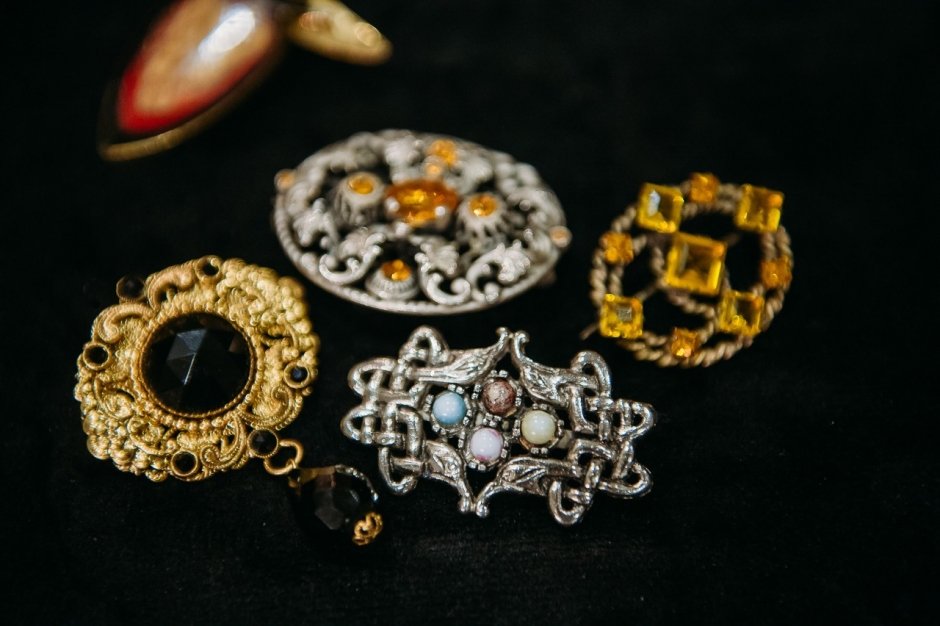 Vintage Brooches Party от Britannia Pub