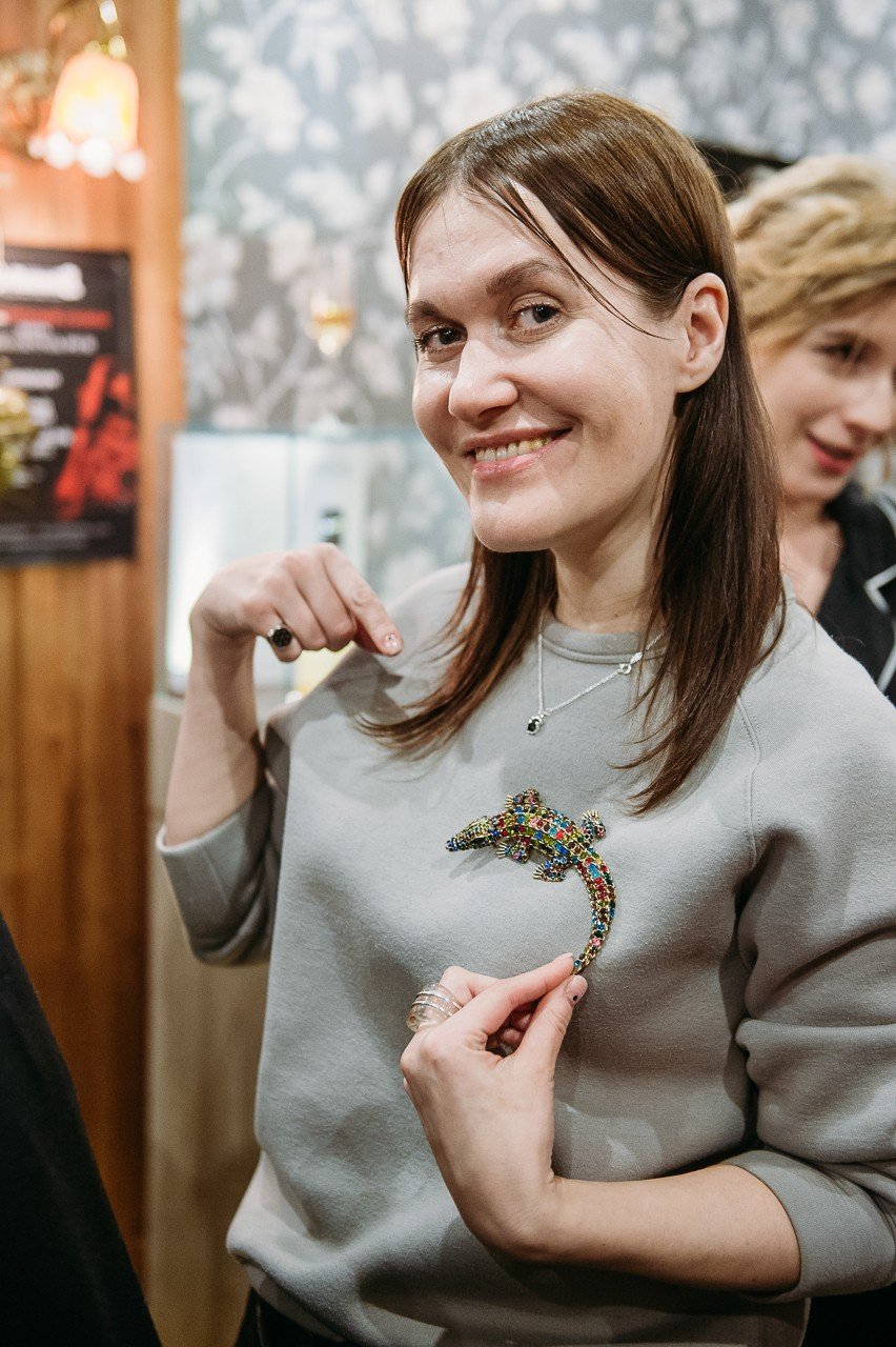 Vintage Brooches Party от Britannia Pub