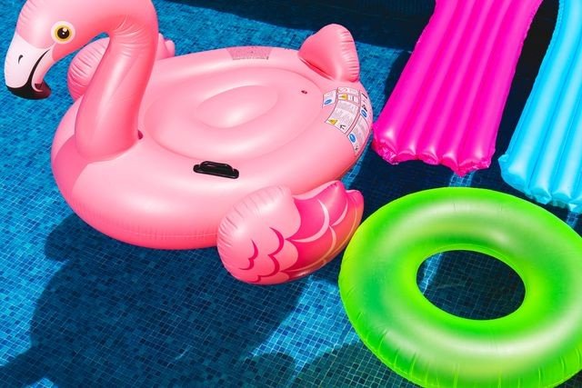 Надувные игрушки в бассейне