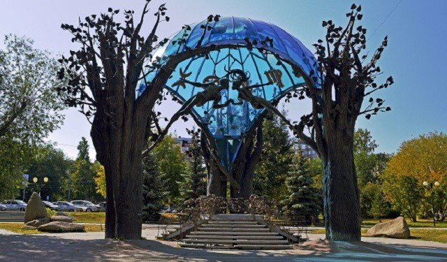 Скульптура «Сфера любви» в Челябинске